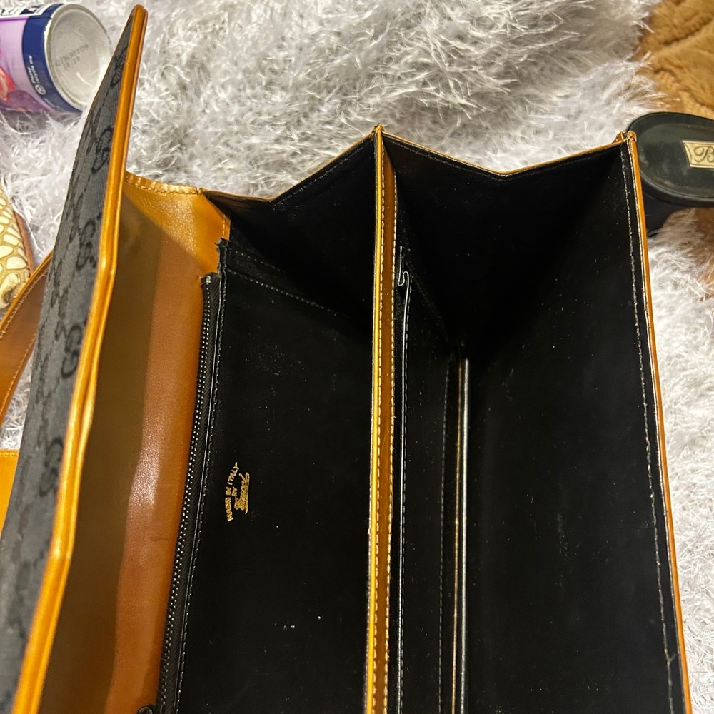 Elegant Black and Tan Handbag - Picture 3 of 11